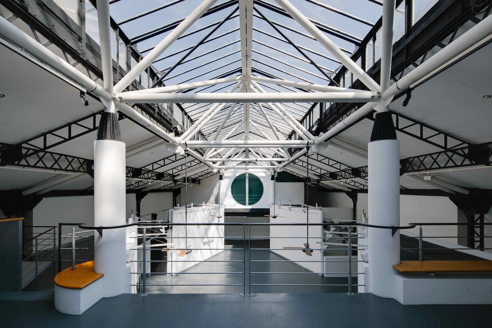La nef de l'Atelier Basfroi vue depuis la mezzanine, sous la verrière